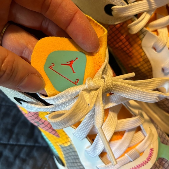 Jordan’s with cool color way EUC - Picture 6 of 13